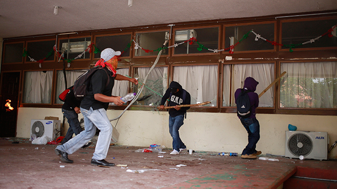 Mexico corruption: State mayor, wife issued warrants over kidnapped students
