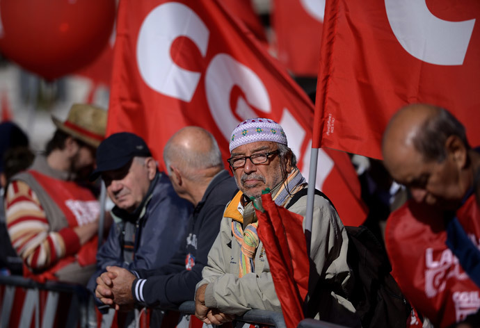 People stand in San Giovanni square during a demonstration organised by Italian General Confederation of Labour (CGIL) union on October 25, 2014 in central Rome.(AFP Photo / Filippo Monteforte)