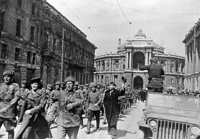 Soviet soldiers marching in liberated Odessa. (RIA Novosti / Zelma)