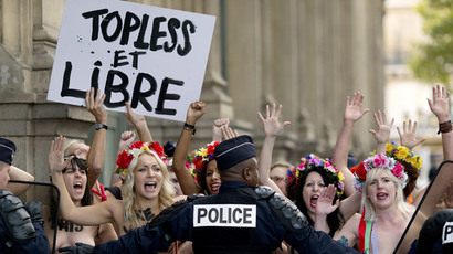 Topless Femen deface Christian cross in Vatican (GRAPHIC VIDEO)