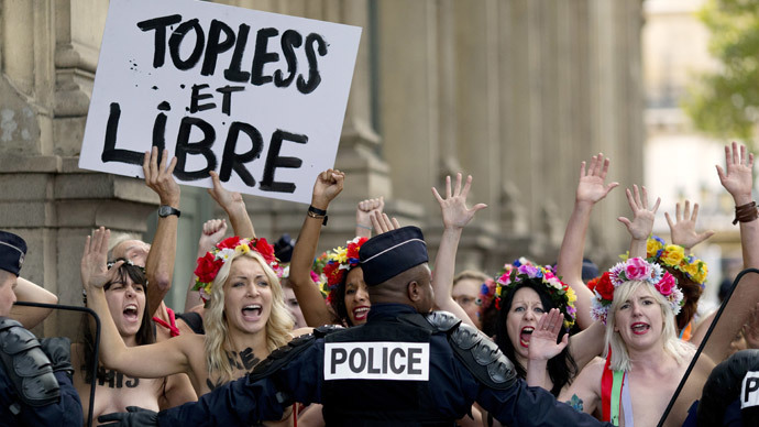 Topless FEMEN runs wild in Paris, cop rams into wall failing to catch activist (VIDEO)