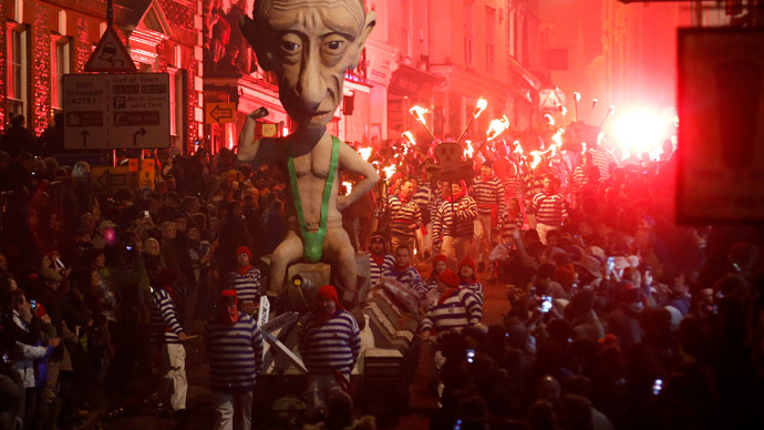 Effigies of Putin, Salmond paraded through southern English town