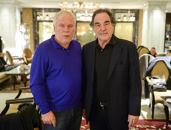 Edward Snowdenâs lawyer Anatoly Kucherena (L ) and American director Oliver Stone (R ) posing after interview in Moscow. (RIA Novosti/Grigoriy Sisoev)