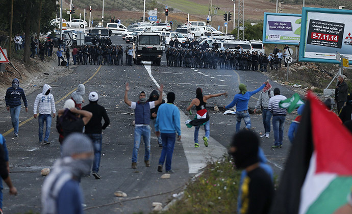 Israeli Arab youths clash with Israeli police at the entrance to the town of Kfar Kanna, northern Israel, November 8, 2014. (Reuters/Ammar Awad)