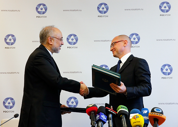 Sergey Kiriyenko (R), head of the Russian state nuclear monopoly Rosatom, and head of Iran's Atomic Energy Organisation Ali Akbar Salehi shake hands during a signing ceremony in Moscow, November 11, 2014 (Reuters / Maxim Shemetov)