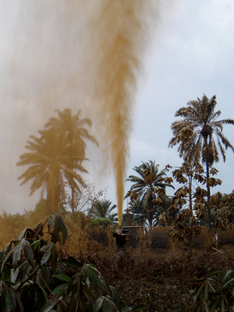 ARCHIVE PHOTO: A wellhead belonging to Shell Oil releases oil into the air at a facility at Kegbara Dere in Ogoniland, in Nigeria's volatile Niger Delta March 25, 2006. (Reuters / Austin Ekeinde)
