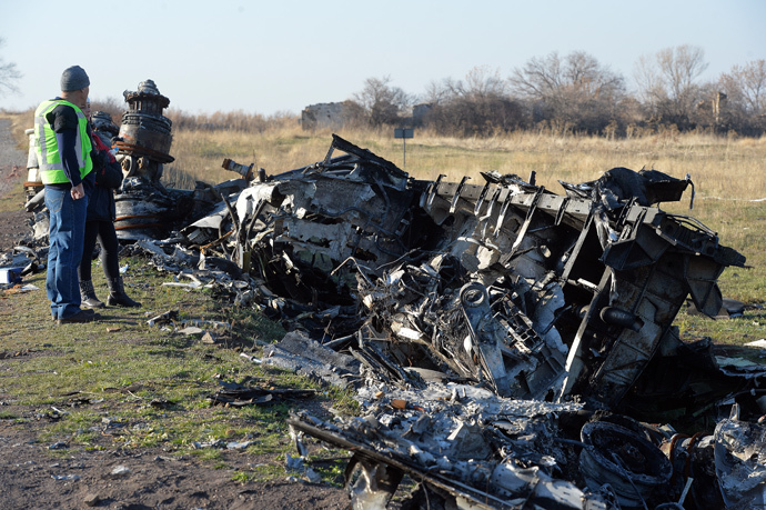 OSCE experts examine the crash site of the Boeing aircraft of Malaysia Airlines Flight 17 (MH17/MAS17) from Amsterdam to Kuala Lumpur. (RIA Novosti / Alexey Kudenko)