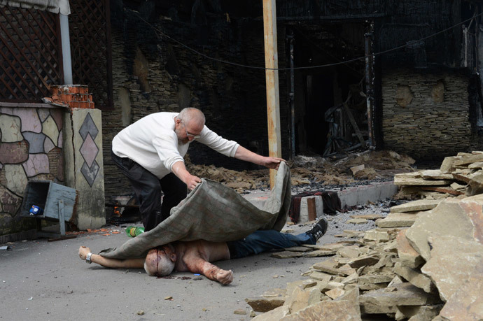 A victim of the armed clash outside Karlivka village, Donetsk Region. (RIA Novosti / Natalia Seliverstova)