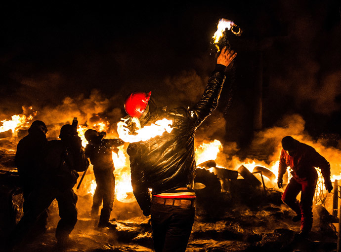 A Ukrainian anti-government protester throws a Molotov cocktail during clashes with riot police in central Kiev early on January 25, 2014. (AFP Photo / Dmitry Serebryakov)