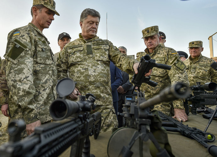 Ukrainian President Petro Poroshenko, foreground center, examines weapons while visiting a training field in the Zhytomyr Region. (RIA Novosti / Nikolay Lazarenko)