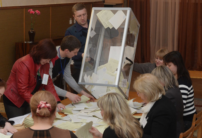 Staff at a polling station in Simferopol count ballots after the referendum on Crimea's status. (RIA Novosti / Mikhail Voskresenskiy)