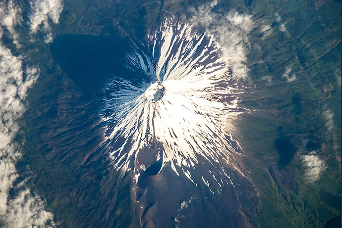 Japanâs mount Fuji pictured from space. (Image from artemjew.ru)