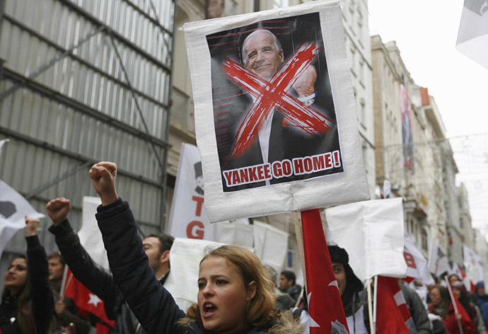 Left wing demonstrators shout anti-U.S. slogan during a protest against the visit of U.S. Vice President Joe Biden, in central Istanbul November 22, 2014 (Reuters / Can Erok)