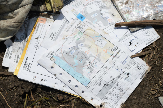 The breakage of the aircraft forebody, at the crush site of the Malaysian Airlines Boeing 777, outside the village of Grabovo, near Shakhtyorsk, Donetsk Region. (RIA Novosti)