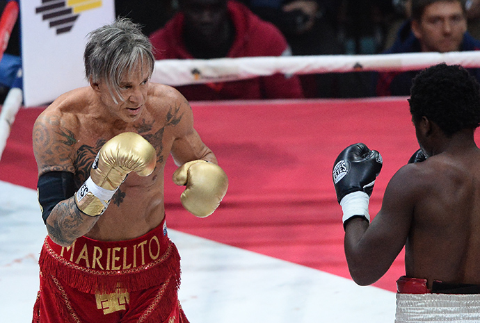 U.S. actor and boxer Mickey Rourke during a fight against U.S. boxer Elliot Seymour (RIA Novosti / Alexander Vilf)