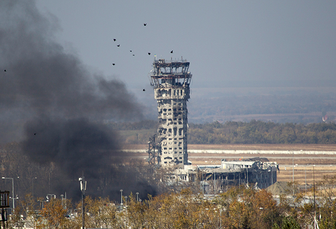 Birds fly near the traffic control tower of the Sergey Prokofiev International Airport, October 9, 2014 (Reuters / Shamil Zhumatov)