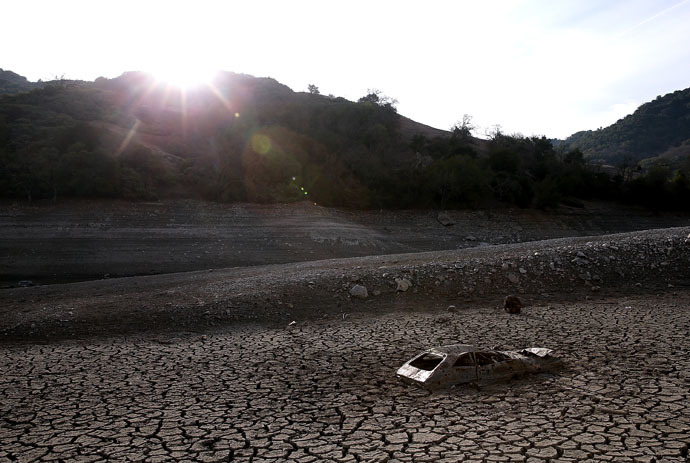 A car sits in dried and cracked earth of what was the bottom of the Almaden Reservoir on January 28, 2014 in San Jose, California. (Justin Sullivan/Getty Images/AFP)