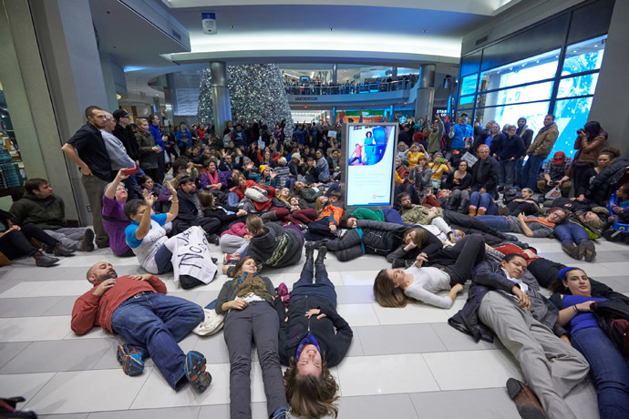 Thousands of protesters from the group "Black Lives Matter" disrupt holiday shoppers on December 20, 2014 at Mall of America in Bloomington, Minnesota. (Adam Bettcher/Getty Images/AFP)