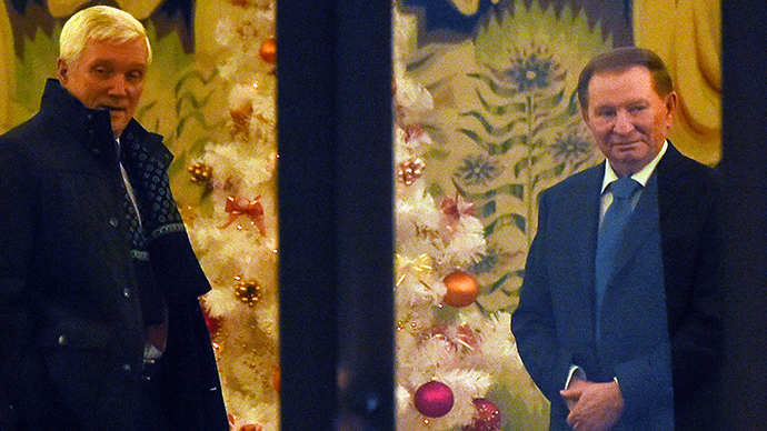 Former Ukrainian president Leonid Kuchma (R) and Russian ambassador to Belarus Alexander Surikov (L) arrive for a new round of talks on resolving the Ukraine conflict in Minsk on December 24, 2014 (AFP Photo / Maxim Malinovsky)