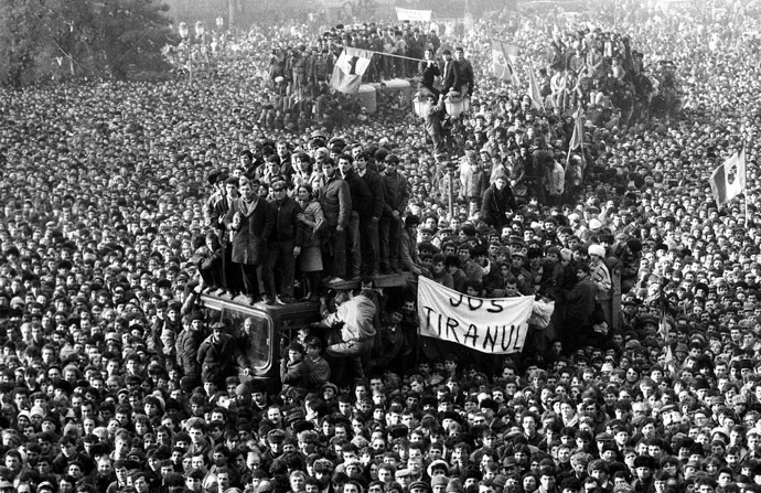 Demonstrators gathered in front of the headquarters of the Romanian Communist Party in Bucharest during the 1989 revolution. (Reuters)