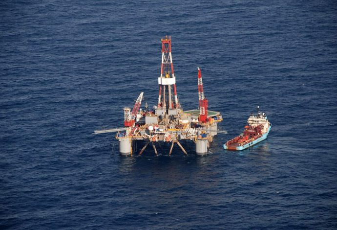 The Ocean Guardian semi-submersible drilling rig floats tethered to the sea floor just three days after beginning its contracted well for Rockhopper Exploration a little more than 100 km (62 miles) offshore from the Falkland Islands. (Reuters/Gary Clement)