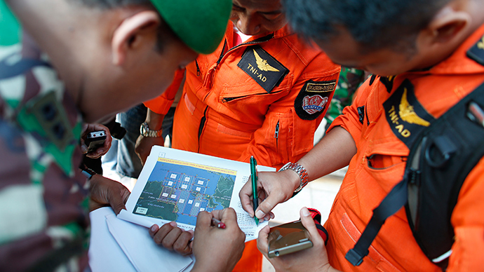 AirAsia plane wreckage found, bodies being recovered (VIDEO)