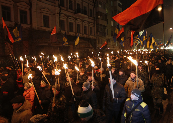 Activists of the Svoboda (Freedom) and Right Sector Ukrainian nationalist parties hold torches as they take part in a rally to mark the 106th birth anniversary of Stepan Bandera, one of the founders of the Organization of Ukrainian Nationalists (OUN), in Kiev January 1, 2015. (Reuters / Valentyn Ogirenko)