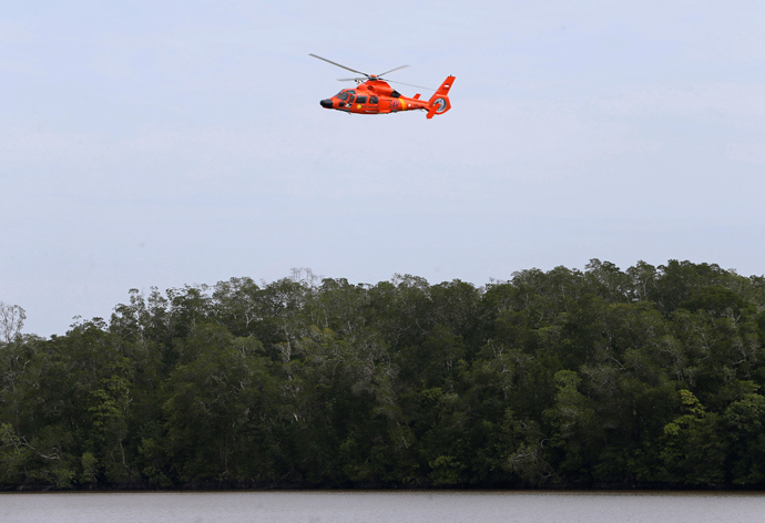 A helicopter flies over the Karimata Strait during a search operation for passengers of AirAsia QZ8501 January 3, 2015 (Reuters / Beawiharta)