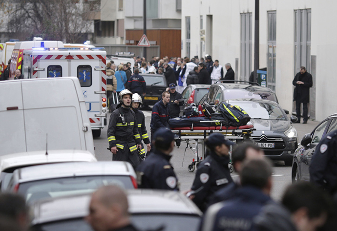 Firefighters push a stretcher outside the headquarters of the French satirical newspaper Charlie Hebdo in Paris on January 7, 2015, after armed gunmen stormed the offices leaving twelve dead, including three police officers, according to sources close to the investigation (AFP Photo)