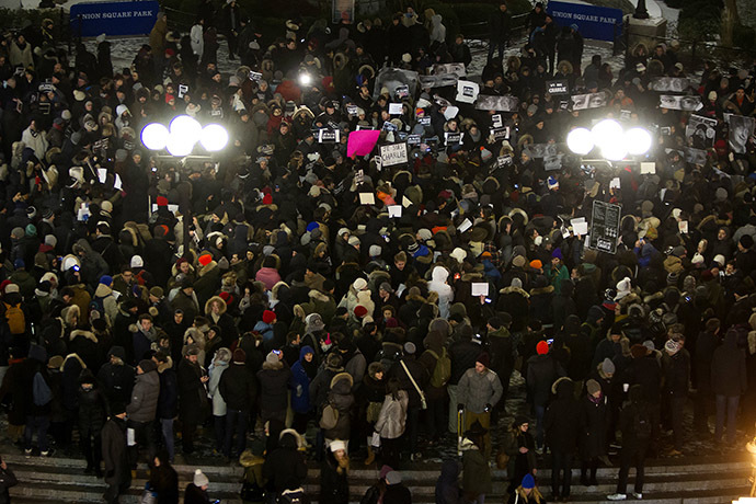 People participate in a vigil to pay tribute to the victims of a shooting, by gunmen at the offices of weekly satirical magazine Charlie Hebdo in Paris, in the Manhattan borough of New York January 7, 2015. (Reuters/Carlo Allegri)