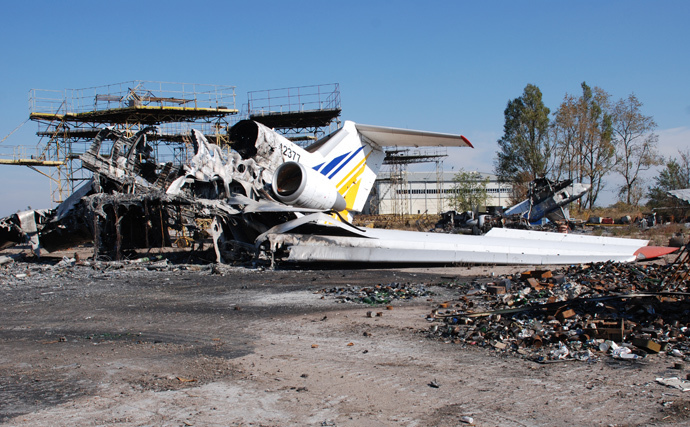 A burned plane at Donetsk airport. (RIA Novosti / Gennady Dubovoy)