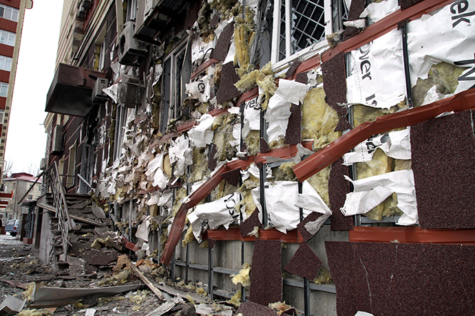 A picture shows a building destroyed by shelling in eastern Ukrainian city of Donetsk on January 18, 2015 (AFP Photo / Aleksander Gayuk)