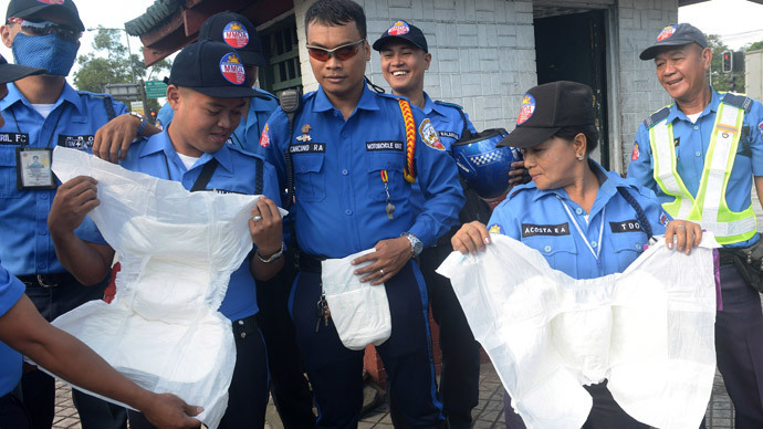 Diapers & wafers: Manila traffic cops wear nappies to patrol Pope’s record-breaking mass (VIDEO)