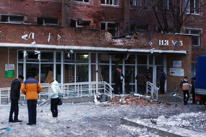 Passers-by outside City Hospital No.3 in Shevchenko Boulevard in Donetsk's Kalininsky District after the building was hit with an artillery shell during the city's shelling by the Ukrainian army. (RIA Novosti / Mikhail Parhomenko)