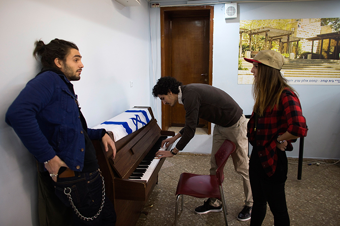 Newly arrived immigrants from France, Charly Nahmani (C), David Gurion and his sister Saloma (R), take a break from Hebrew class at Ulpan Etzion, the original residential school and absorption centre, which has taught Hebrew to tens of thousands of immigrants since 1949, in Jerusalem January 20, 2015 (Reuters / Ronen Zvulun)