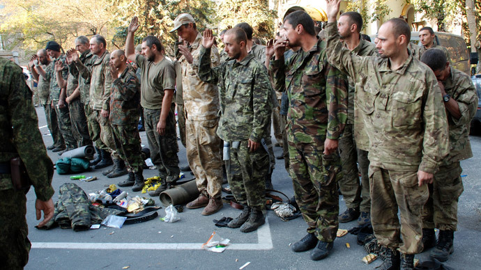 Ukrainian servicemen taken out of the encirclement outside in Donetsk.(RIA Novosti / Gennady Dubovoy)