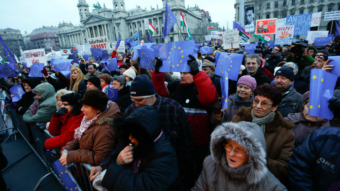 Thousands protest against Hungarian PM ahead of Merkel’s visit (VIDEO)