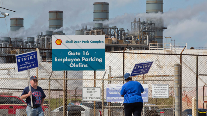 Workers on strike at 9 oil refineries producing 10% of US fuel (PHOTOS)