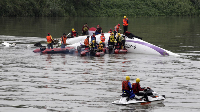 TransAsia plane crashes into Taiwan river, up to 23 dead (VIDEO)