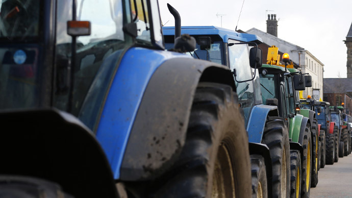 ​Polish farmers ride tractors to Warsaw, demand aid after Russian trade ban (VIDEO)
