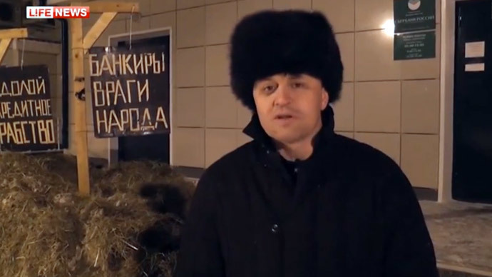 ‘People’s enemies!’: Broke Siberian farmer avenges ‘debt slavery’ by dumping manure outside bank