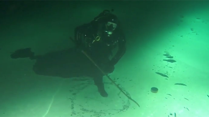 Submerged in Siberia: Extreme hockey players clash sticks underwater (VIDEO)
