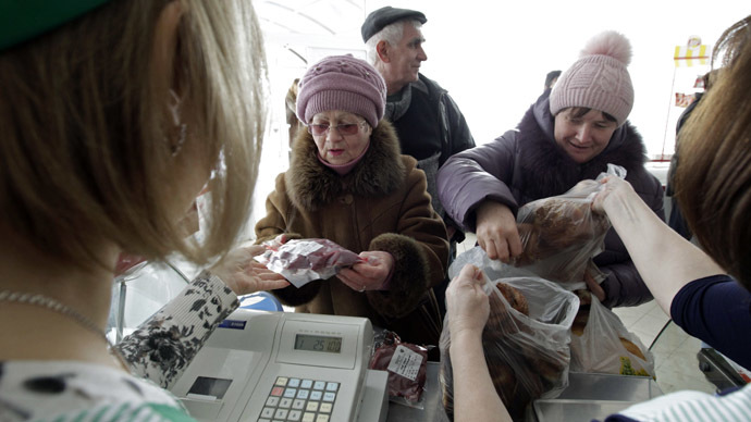 Kiev introduces rationing, as falling hryvnia causes shopping binge