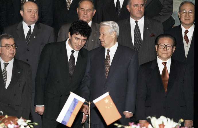 Russian President Boris Yeltsin (second right), Chinese Premier Jiang Zemin (right) and First Deputy Prime Minister Boris Nemtsov (second left) after inking the Russian-Chinese statement on Yeltsin's visit to China, 1997 (RIA Novosti / Vladimir Rodionov)