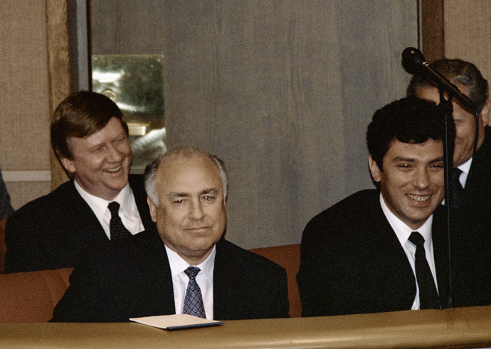 Former Prime Minister Viktor Chernomyrdin (left in first row), former First Deputy Prime Minister Anatoly Chubais (left in second row) and former First Deputy Prime Minister Boris Nemtsov (right in first row) in the government box at a theater, 1997 (RIA Novosti / Vladimir Fedorenko)