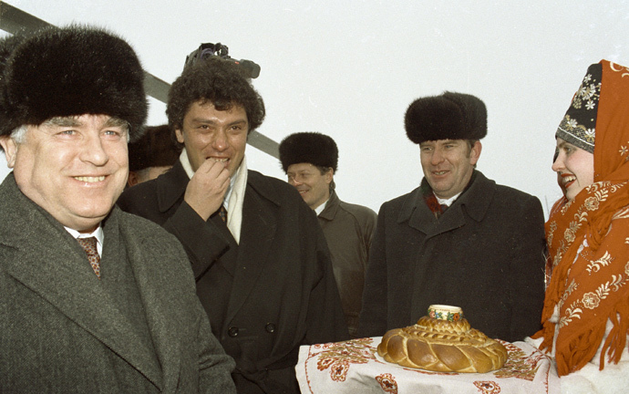 Chairman of the Russian Federation Council of Ministers Viktor Chernomyrdin (first left) and Nizhny Novgorod Governor Boris Nemtsov (second left) meet at the airport, 1994 (RIA Novosti / Alexander Makarov)