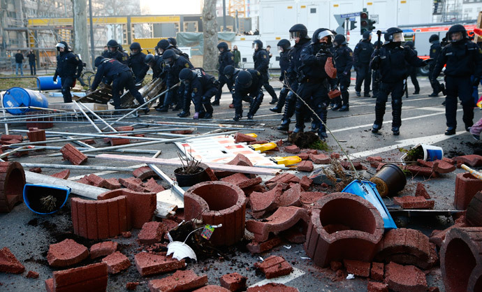German riot police officers remove a street blockade of anti-capitalist protesters near the European Central Bank (ECB) building hours before the official opening of its new headquarters in Frankfurt March 18, 2015. (Reuters / Kai Pfaffenbach)