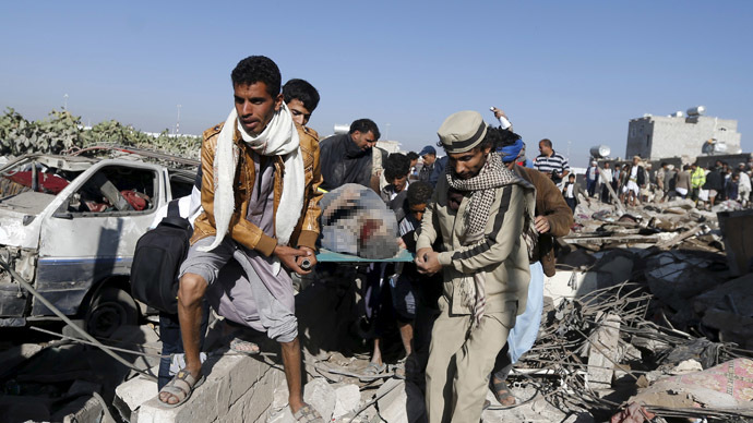 Orang-orang membawa tubuh seorang pria yang mereka temukan dari bawah reruntuhan rumah yang hancur akibat serangan udara di dekat Bandara Sanaa 26 Maret 2015. (Reuters / Khaled Abdullah)