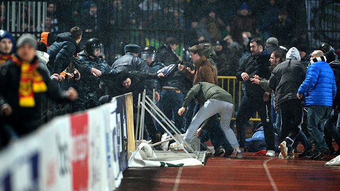 Rival football fans clash during match in Russia’s Tula (VIDEO)