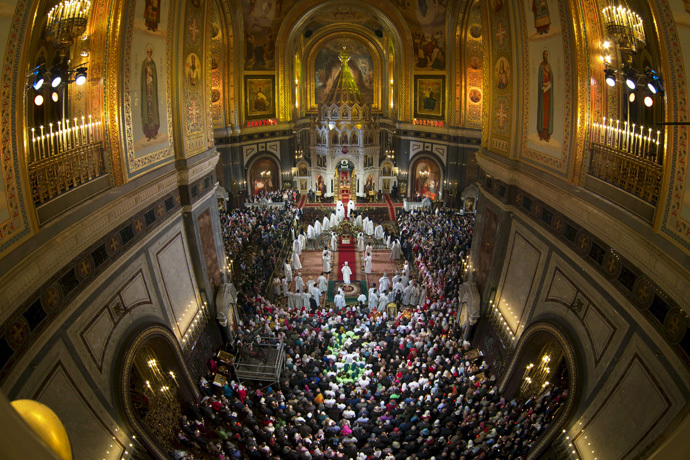 Believers attend an Orthodox Easter service at the Christ the Saviour Cathedral in Moscow April 12, 2015. (Reuters/Alexander Zemlianichenko)